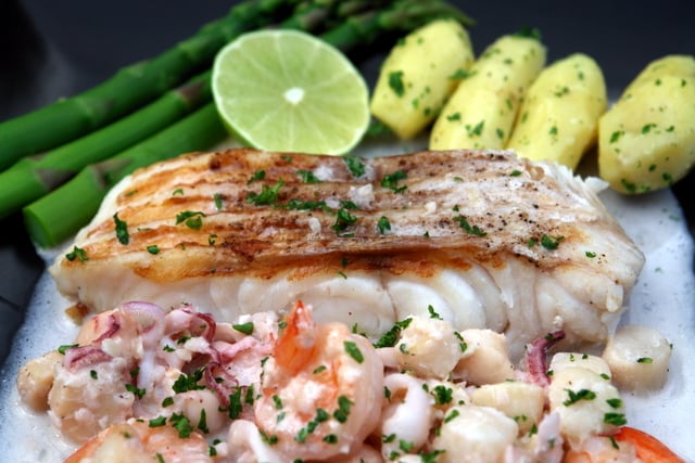 pescado a la parrilla con salsa de mariscos